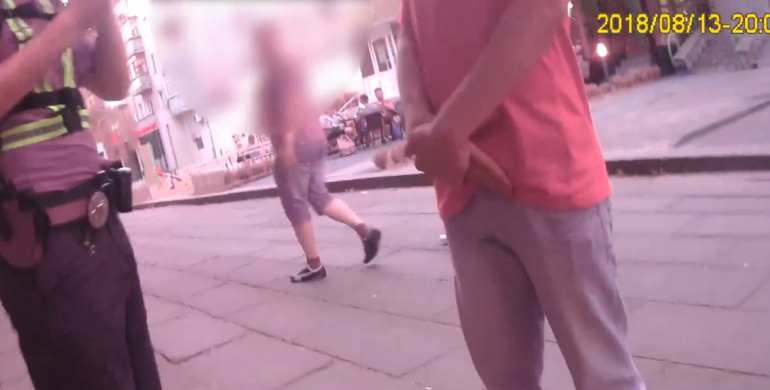 Поліція оприлюднила відео з бодікамер затримання хулігана, якого захищали люди у центрі Рівного